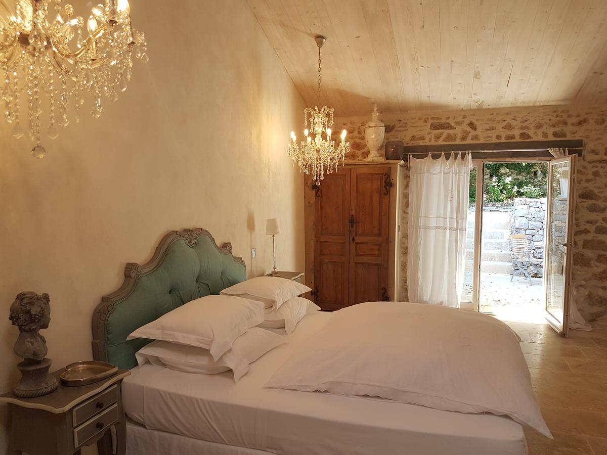 Le Domaine Saint Martin Bed & Breakfast Flassans-sur-Issole ภายนอก รูปภาพ